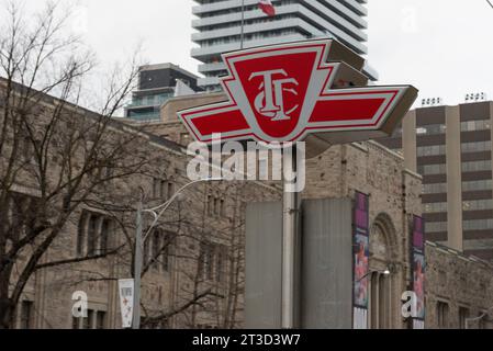 Toronto, ON, Kanada – 17. Dezember 2022: Das Zeichen der Toronto Transit Commission in Downtown Toronto Stockfoto