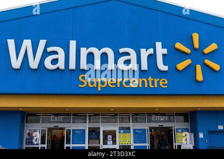 Toronto, ON, Kanada - 30. August 2023: Blick auf das Logo des Walmart Supermarktes in Amerika Stockfoto