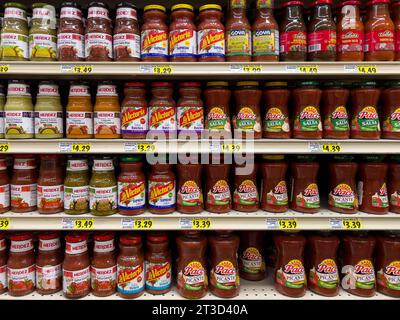 Victorville, KALIFORNIEN, USA - 15. Oktober 2023: Ein Lebensmittelgeschäft mit einer Vielzahl scharfer Salsa-Sauce in einem Vallarta Supermarkt in Victorville, Kalifornien Stockfoto