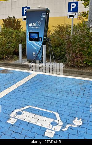 ALDI elektrisiert, auf dem Parkplatz einer ALDI Süd Filiale in Mülheim an der Ruhr, Stadt im Ruhrgebiet im Bundesland Nordrhein-Westfalen NRW stehen zwei Elektroladestationen, E-Ladestationen, hier kann man bequem sein Elektroauto laden und Klima- und umweltfreundlich unterwegs sein, fotografiert am 23.10.2023. â *** ALDI elektrifiziert, auf dem Parkplatz eines ALDI Süd-Ladens in Mülheim an der Ruhr, Stadt im Ruhrgebiet in Nordrhein-Westfalen NRW befinden sich zwei elektrische Ladesäulen, E-Ladesäulen, hier können Sie bequem sein Elektroauto aufladen und Klima und Umgebung genießen Stockfoto