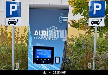 ALDI elektrisiert, auf dem Parkplatz einer ALDI Süd Filiale in Mülheim an der Ruhr, Stadt im Ruhrgebiet im Bundesland Nordrhein-Westfalen NRW stehen zwei Elektroladestationen, E-Ladestationen, hier kann man bequem sein Elektroauto laden und Klima- und umweltfreundlich unterwegs sein, fotografiert am 23.10.2023. â *** ALDI elektrifiziert, auf dem Parkplatz eines ALDI Süd-Ladens in Mülheim an der Ruhr, Stadt im Ruhrgebiet in Nordrhein-Westfalen NRW befinden sich zwei elektrische Ladesäulen, E-Ladesäulen, hier können Sie bequem sein Elektroauto aufladen und Klima und Umgebung genießen Stockfoto