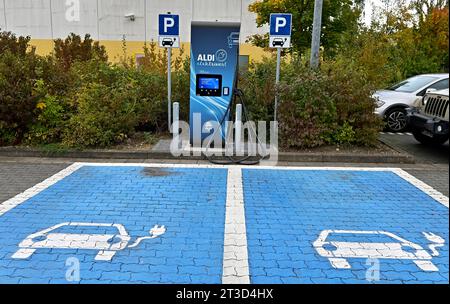 ALDI elektrisiert, auf dem Parkplatz einer ALDI Süd Filiale in Mülheim an der Ruhr, Stadt im Ruhrgebiet im Bundesland Nordrhein-Westfalen NRW stehen zwei Elektroladestationen, E-Ladestationen, hier kann man bequem sein Elektroauto laden und Klima- und umweltfreundlich unterwegs sein, fotografiert am 23.10.2023. â *** ALDI elektrifiziert, auf dem Parkplatz eines ALDI Süd-Ladens in Mülheim an der Ruhr, Stadt im Ruhrgebiet in Nordrhein-Westfalen NRW befinden sich zwei elektrische Ladesäulen, E-Ladesäulen, hier können Sie bequem sein Elektroauto aufladen und Klima und Umgebung genießen Stockfoto