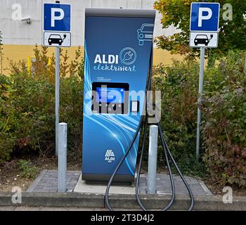 ALDI elektrisiert, auf dem Parkplatz einer ALDI Süd Filiale in Mülheim an der Ruhr, Stadt im Ruhrgebiet im Bundesland Nordrhein-Westfalen NRW stehen zwei Elektroladestationen, E-Ladestationen, hier kann man bequem sein Elektroauto laden und Klima- und umweltfreundlich unterwegs sein, fotografiert am 23.10.2023. â *** ALDI elektrifiziert, auf dem Parkplatz eines ALDI Süd-Ladens in Mülheim an der Ruhr, Stadt im Ruhrgebiet in Nordrhein-Westfalen NRW befinden sich zwei elektrische Ladesäulen, E-Ladesäulen, hier können Sie bequem sein Elektroauto aufladen und Klima und Umgebung genießen Stockfoto