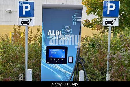 ALDI elektrisiert, auf dem Parkplatz einer ALDI Süd Filiale in Mülheim an der Ruhr, Stadt im Ruhrgebiet im Bundesland Nordrhein-Westfalen NRW stehen zwei Elektroladestationen, E-Ladestationen, hier kann man bequem sein Elektroauto laden und Klima- und umweltfreundlich unterwegs sein, fotografiert am 23.10.2023. â *** ALDI elektrifiziert, auf dem Parkplatz eines ALDI Süd-Ladens in Mülheim an der Ruhr, Stadt im Ruhrgebiet in Nordrhein-Westfalen NRW befinden sich zwei elektrische Ladesäulen, E-Ladesäulen, hier können Sie bequem sein Elektroauto aufladen und Klima und Umgebung genießen Stockfoto