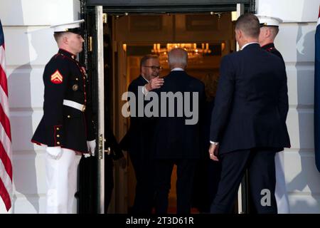 Washington, Usa. Oktober 2023. Der australische Premierminister Anthony Albanese umarmt Präsident Joe Biden am Dienstag, den 24. Oktober 2023, im Eingangsbereich zum Weißen Haus in Washington, DC. Foto: Bonnie Cash/UPI Credit: UPI/Alamy Live News Stockfoto