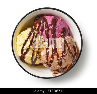 Schüssel mit verschiedenen Eissorten, dekoriert mit Schokoladensoße und Krümeln, Blick von oben Stockfoto
