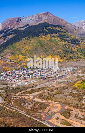 Herbstfarbe mit Aspenbäumen, die orange und gelb werden, in Silverton, Colorado. Stockfoto