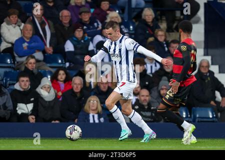 West Bromwich, Großbritannien. Oktober 2023. Der Kapitän von West Bromwich Albion, Jed Wallace, stürzt sich vor, als Kenneth Paal von QPR während des EFL Sky Bet Championship-Spiels zwischen West Bromwich Albion und Queens Park Rangers am 24. Oktober 2023 bei den Hawthorns in West Bromwich, England, abfangen wird. Foto von Stuart Leggett. Nur redaktionelle Verwendung, Lizenz für kommerzielle Nutzung erforderlich. Keine Verwendung bei Wetten, Spielen oder Publikationen eines einzelnen Clubs/einer Liga/eines Spielers. Quelle: UK Sports Pics Ltd/Alamy Live News Stockfoto