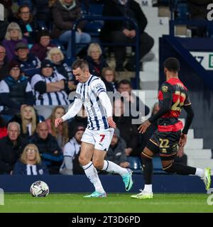 West Bromwich, Großbritannien. Oktober 2023. Der Kapitän von West Bromwich Albion, Jed Wallace, stürzt sich vor, als Kenneth Paal von QPR während des EFL Sky Bet Championship-Spiels zwischen West Bromwich Albion und Queens Park Rangers am 24. Oktober 2023 bei den Hawthorns in West Bromwich, England, abfangen wird. Foto von Stuart Leggett. Nur redaktionelle Verwendung, Lizenz für kommerzielle Nutzung erforderlich. Keine Verwendung bei Wetten, Spielen oder Publikationen eines einzelnen Clubs/einer Liga/eines Spielers. Quelle: UK Sports Pics Ltd/Alamy Live News Stockfoto