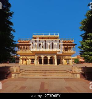 Vorderfassade des Mubarak Mahal im Mogul-Stil auf dem Gelände des Stadtpalastes in Jaipur, Indien, das als Museum und Textilgalerie dient Stockfoto