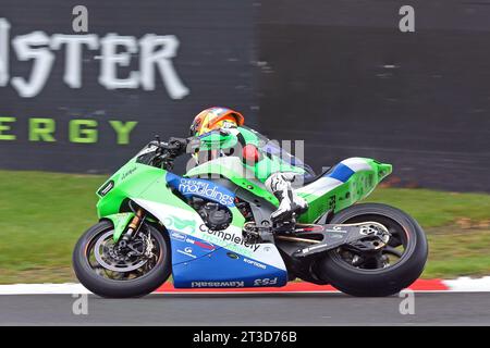 Max Cook – Cheshire Mouldings Kawasaki – Fahrt mit Kawasaki 30 in den 2023 britischen Superbikes in Brands Hatch im Oktober 2023 Stockfoto