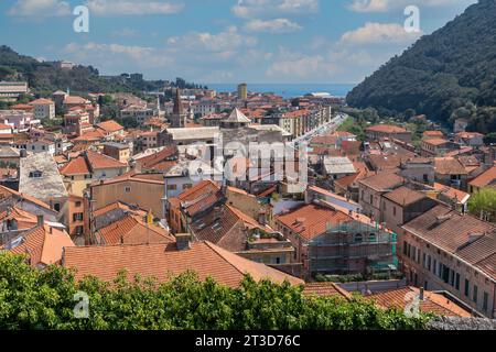 Erhöhter Blick auf das mittelalterliche Dorf mit dem Meer im Hintergrund, Finalborgo, Finale Ligure, Ligurien, Italien Stockfoto