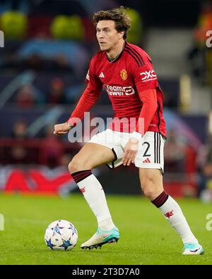 MANCHESTER, GROSSBRITANNIEN. Oktober 2023. Victor Lindelof von Manchester United während des Spiels der UEFA Champions League in Old Trafford, Manchester. Der Bildnachweis sollte lauten: Andrew Yates/Sportimage Credit: Sportimage Ltd/Alamy Live News Stockfoto