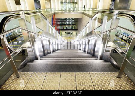 Köln, Deutschland 16. November 2022: Mittelgeschoss der U-Bahn-Station Chlodwigplatz im Süden von köln Stockfoto