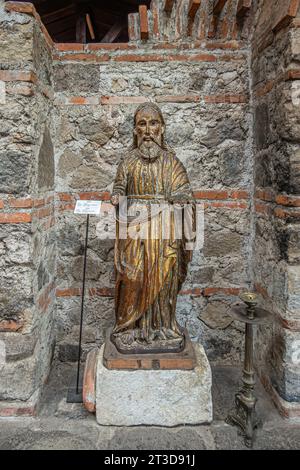 Guatemala, La Antigua - 20. Juli 2023: Museum Casa Santa Domingo. San Basilio, Saint Basilio, Holzschnitzerei, gedünstete und polychrome Skulptur aus Stein Stockfoto