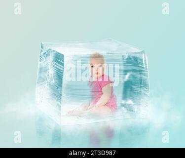 Kryokonservierung als Methode der Infertilitätsbehandlung. Baby in Eiswürfel auf hellblauem Hintergrund Stockfoto