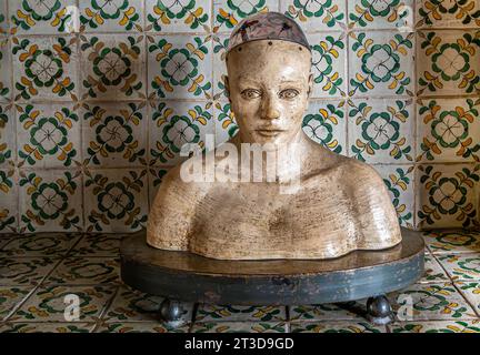 Guatemala, La Antigua - 20. Juli 2023: Museum Casa Santa Domingo. Nahaufnahme einer femininen Busenstatue mit Glasschädel Stockfoto