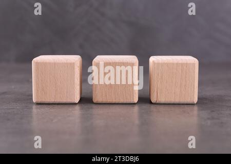 Holzwürfel mit der Abkürzung ISO auf grauem, strukturiertem Tisch Stockfoto