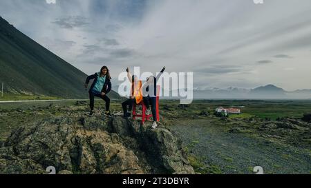 Touristen auf dem Roten Stuhl in Island an einem Sommertag. Hochwertige Fotos Stockfoto