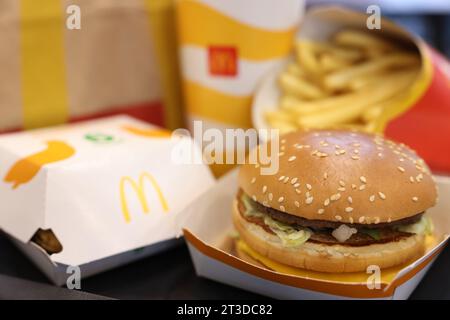 Lviv, Ukraine - 9. Oktober 2023: McDonald's Menü auf dem Tisch im Restaurant, Nahaufnahme Stockfoto