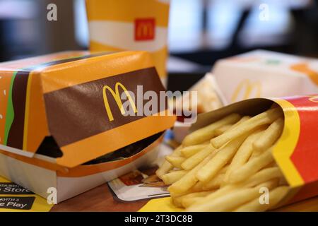 Lviv, Ukraine - 9. Oktober 2023: McDonald's Menü auf dem Tisch im Restaurant, Nahaufnahme Stockfoto