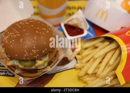 Lviv, Ukraine - 9. Oktober 2023: McDonald's Menü auf dem Tisch im Restaurant, Nahaufnahme Stockfoto