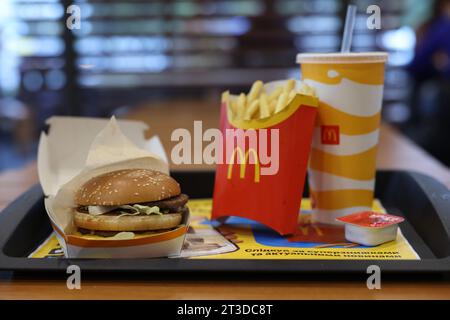 Lemberg, Ukraine - 9. Oktober 2023: McDonald's Menü auf Holztisch im Restaurant Stockfoto