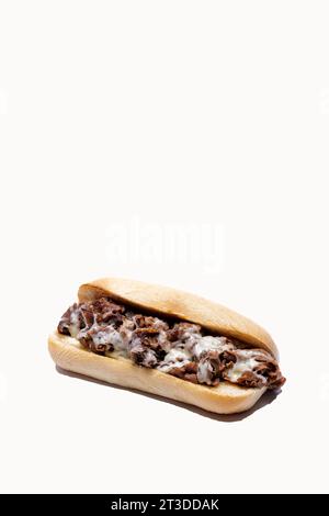 Vollständiges philly Cheese Steak mit schmelzendem Käse auf weißem Hintergrund mit Nachrichtenbereich oben am Rahmen Stockfoto