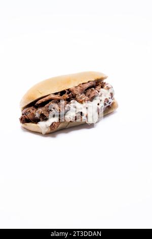 Vollständiges philly Cheese Steak mit schmelzendem Käse auf weißem Hintergrund mit Nachrichtenbereich oben oder unten am Rahmen Stockfoto