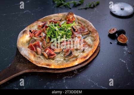 Holzfeuer-Feigenpizza auf Pizzaschalen Stockfoto