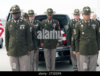 St. Louis, Usa. Oktober 2023. Mitglieder einer Ehrenwache stehen auf der Stelle, nachdem sie den Sarg mit den Überresten des Kriegsveteranen CPL gelegt haben. James verletzte sich in einen Leichenwagen, als er nach Hause in Lambert-St. zurückkehrt Louis International Airport am Dienstag, 24. Oktober 2023. Corporal James verletzt von der East St. Louis war einer von 2.800 Soldaten, die 1942 während des Zweiten Weltkriegs in einem japanischen Kriegsgefangenenlager auf den Philippinen starben. Foto: Bill Greenblatt/UPI. Quelle: UPI/Alamy Live News Stockfoto