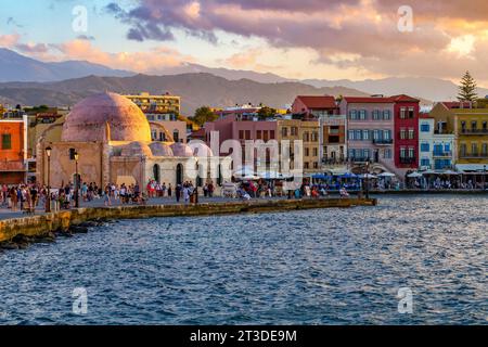 Sonnenuntergang mit Pastelltönen über dem venezianischen Hafen von Chania Stadt mit den Weißen Bergen in der Ferne, Chania, Kreta, Griechenland. Stockfoto