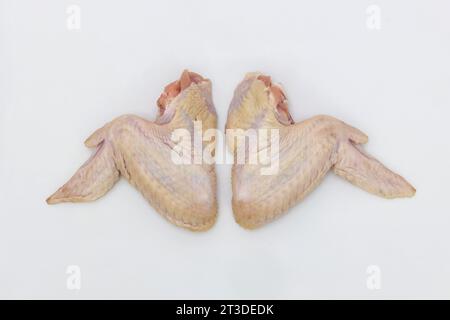 Die rohen Hühnerflügel sind auf weißem Hintergrund isoliert. Stockfoto