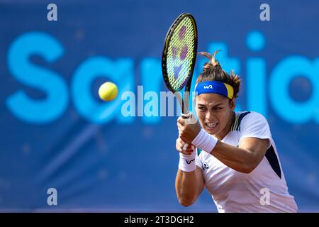 Santiago, Brasilien. Oktober 2023. CHILE - SANTIAGO - 10/24/2023 - PAN AMERICAN Games SANTIAGO 2023, TENNIS - brasilianische Athletin Carolina Meligeni beim Tennis Sports Center der Runde 32 während der Pan American Games Santiago 2023. Foto: Gabriel Heusi/AGIF (Foto: Gabriel Heusi/AGIF/SIPA USA) Credit: SIPA USA/Alamy Live News Stockfoto