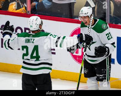 Pittsburgh, Usa. Oktober 2023. Dallas Stars Center Roope Hintz (24) feiert mit Jason Robertson (21), nachdem Jason Robertson am Dienstag, den 24. Oktober 2023, in der PPG Paints Arena in Pittsburgh sein Tor erreicht hatte. Foto: Archie Carpenter/UPI Credit: UPI/Alamy Live News Stockfoto