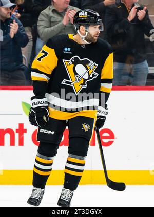 Pittsburgh, Usa. Oktober 2023. Der rechte Flügel der Pittsburgh Penguins Bryan Rust (17) trifft in den Sekunden der ersten Spielzeit gegen die Dallas Stars in der PPG Paintings Arena in Pittsburgh am Dienstag, den 24. Oktober 2023. Foto: Archie Carpenter/UPI Credit: UPI/Alamy Live News Stockfoto