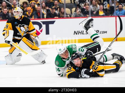 Pittsburgh, Usa. Oktober 2023. Der Verteidiger Marcus Pettersson (28) der Pittsburgh Penguins kollidiert am Dienstag, den 24. Oktober 2023, gegen die Dallas Stars in der PPG Paints Arena in Pittsburgh mit Roope Hintz (24). Foto: Archie Carpenter/UPI Credit: UPI/Alamy Live News Stockfoto