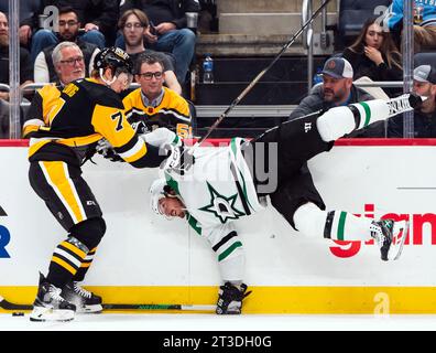 Pittsburgh, Usa. Oktober 2023. John Ludvig (7) besucht das Dallas Stars Center Joe Pavelski (16) während der ersten Phase in der PPG Paintings Arena in Pittsburgh am Dienstag, den 24. Oktober 2023. Foto: Archie Carpenter/UPI Credit: UPI/Alamy Live News Stockfoto