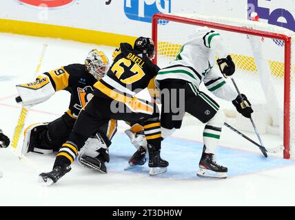 Pittsburgh, Usa. Oktober 2023. Der rechte Flügel Evgenii Dadonov (63) der Dallas Stars trifft in der zweiten Periode gegen die Pittsburgh Penguins in der PPG Paintings Arena in Pittsburgh am Dienstag, den 24. Oktober 2023. Foto: Archie Carpenter/UPI Credit: UPI/Alamy Live News Stockfoto