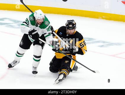 Pittsburgh, Usa. Oktober 2023. Dallas Stars Center Matt Duchene (95) passiert den Puck vor dem Pittsburgh Penguins Verteidiger Kris Letang (58) während der zweiten Periode in der PPG Paintings Arena in Pittsburgh am Dienstag, den 24. Oktober 2023. Foto: Archie Carpenter/UPI Credit: UPI/Alamy Live News Stockfoto