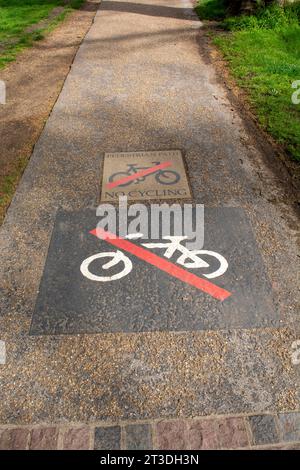 Kein Radweg-Schild im Park. Fußgängerweg. Fahrräder sind nicht erlaubt. Stockfoto