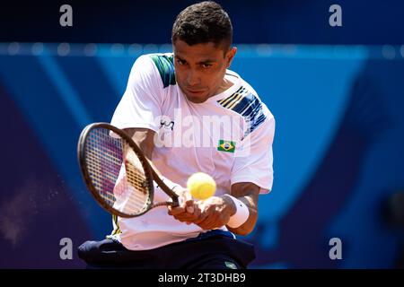 Santiago, Brasilien. Oktober 2023. CHILE - SANTIAGO - 10/24/2023 - PAN AMERICAN Games SANTIAGO 2023, TENNIS - brasilianischer Athlet Thiago Monteiro bei der Runde 32 Tenniswettbewerb im Tennis Sports Center während der Pan American Games Santiago 2023. Foto: Gabriel Heusi/AGIF (Foto: Gabriel Heusi/AGIF/SIPA USA) Credit: SIPA USA/Alamy Live News Stockfoto