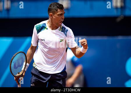 Santiago, Brasilien. Oktober 2023. CHILE - SANTIAGO - 10/24/2023 - PANAMERIKANISCHE SPIELE SANTIAGO 2023, TENNIS - der brasilianische Athlet Thiago Monteiro feierte den 2x0-Sieg über den peruanischen Tennisspieler Conner Del Pino in Runde 32, spielte im Tennis Sports Center während der Pan Games - Americano Santiago 2023. Foto: Gabriel Heusi/AGIF (Foto: Gabriel Heusi/AGIF/SIPA USA) Credit: SIPA USA/Alamy Live News Stockfoto