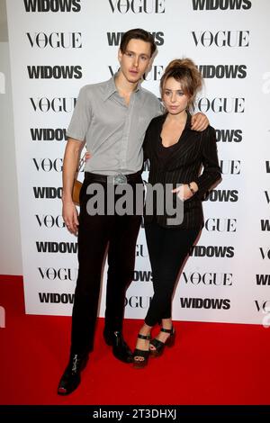 Harris Dickinson und Rose Gray nehmen an einer Sondervorführung von „Widows“ in Zusammenarbeit mit Vogue im Tate Modern in London Teil. Stockfoto