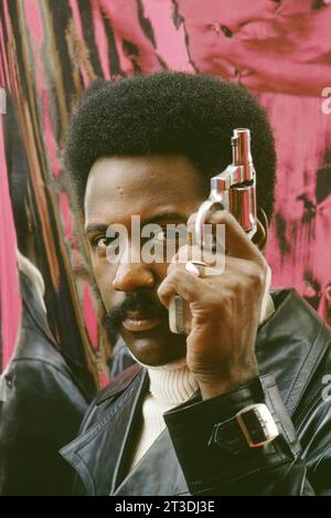 RICHARD ROUNDTREE (* 9. Juli 1942 bis 24. Oktober 2023) ein US-amerikanischer Schauspieler, der als „erster schwarzer Actionheld“ für seine Darstellung eines Privatdetektivs in dem Film „Shaft“ von 1971 und seinen vier Fortsetzungen bezeichnet wurde, starb mit 81 Jahren. FILMAUFNAHME: Hollywood, Kalifornien, USA: Schauspieler RICHARD ROUNDTREE als John Shaft in einer Szene aus dem Film „Shaft's Big Score“ aus dem Jahr 1972. (Credit Image: © Shaft Productions/Entertainment Pictures/ZUMAPRESS.com) NUR REDAKTIONELLE VERWENDUNG! Nicht für kommerzielle ZWECKE! Stockfoto