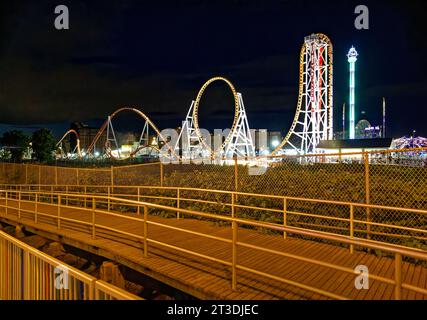 Thunderbolt ist nicht so berühmt wie der Zyklon von Coney Island, aber die Achterbahn aus Stahl hat einen Schlag: Schauen Sie sich einfach den Terror und die Freude in den Gesichtern der Fahrer an. Stockfoto