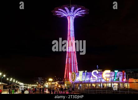 Der Fallschirmspringturm ist längst verschwunden und dominiert noch immer die Skyline von Coney Island. Das leuchtend rote Wahrzeichen wird nachts beleuchtet. Stockfoto
