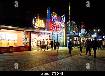 Luna Park „Scream Zone“, die dem ursprünglichen Luna Park nachempfunden ist, beherbergt viele der neueren Fahrgeschäfte von Coney Island. Stockfoto