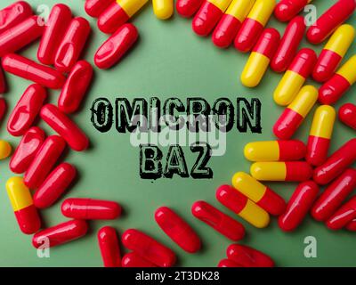 Top View medizinische Pille mit Text OMICRON BA 2 auf grünem Hintergrund. Stockfoto