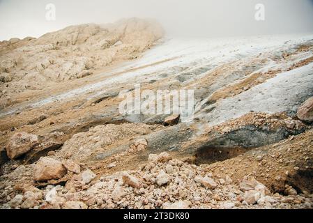 Schmelzendes Eis in den Bergen. Hochwertige Fotos Stockfoto